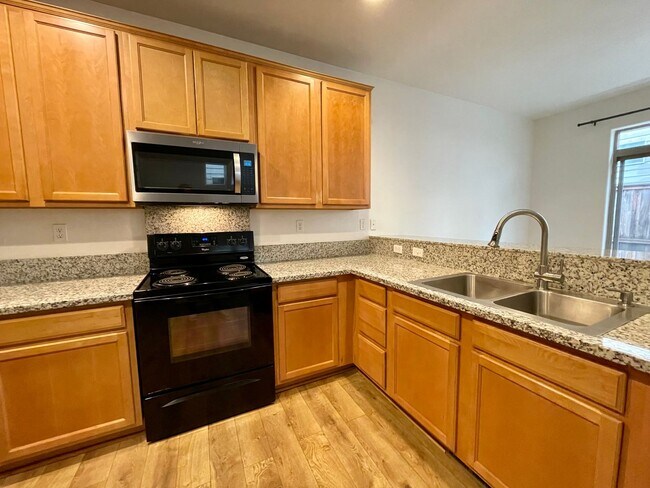 Building Photo - Traditional Beaverton 4 Bed 2.5 Bath House...