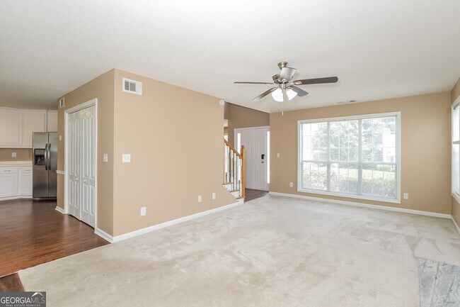 Building Photo - 1352 Vine Cir