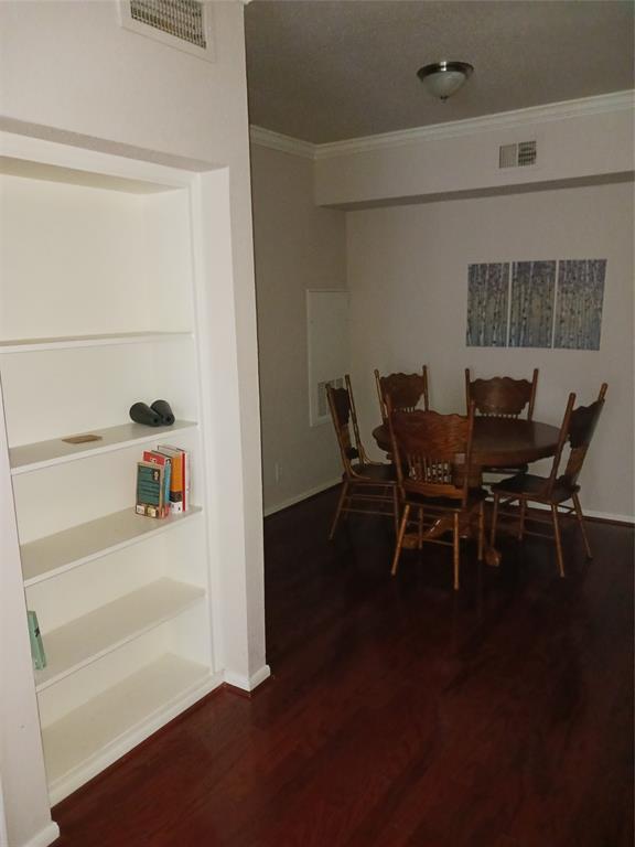 Building Photo - 2255 Braeswood Park Dr