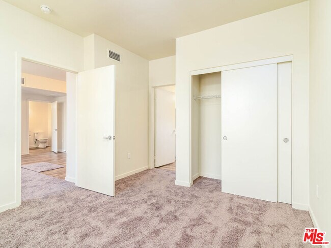 Foto del edificio - 12655 Bluff Creek Dr