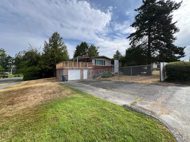 Foto del edificio - GREAT LOCATION MID-ENTRY ON CORNER LOT NEA...