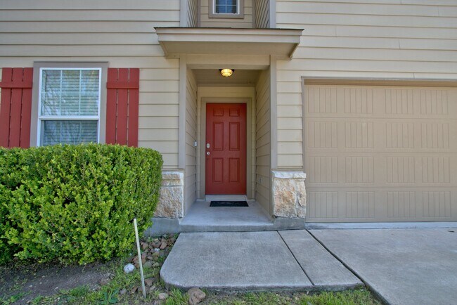 Foto del edificio - Spacious 4 Bedrooms and 3 Bathrooms Home