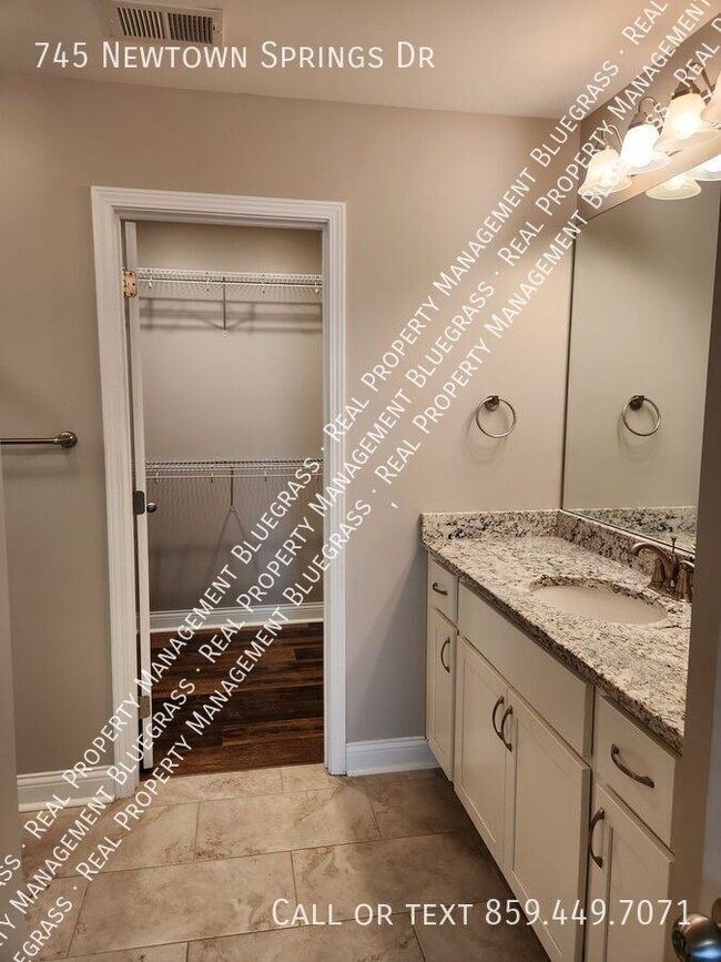 Building Photo - Spacious 3 bedroom 2.5 Bath Townhouse just...