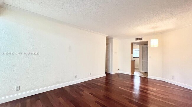 Foto del edificio - 303 Gardens Dr