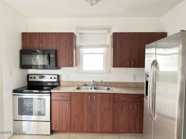 Building Photo - 221 N Oleander Ave