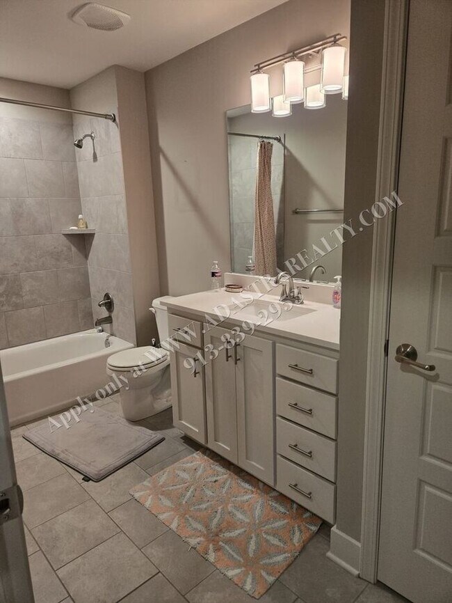 Foto del edificio - Beautiful Like New Townhome in De Soto-Coming SOON!!