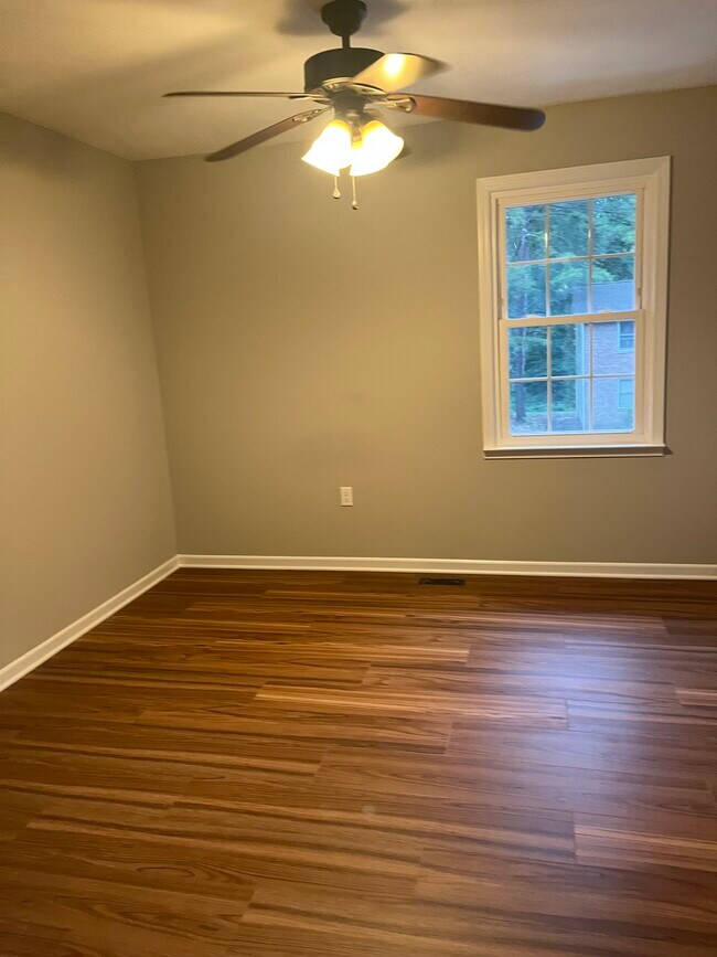 Foto del edificio - 801 Creekside Dr