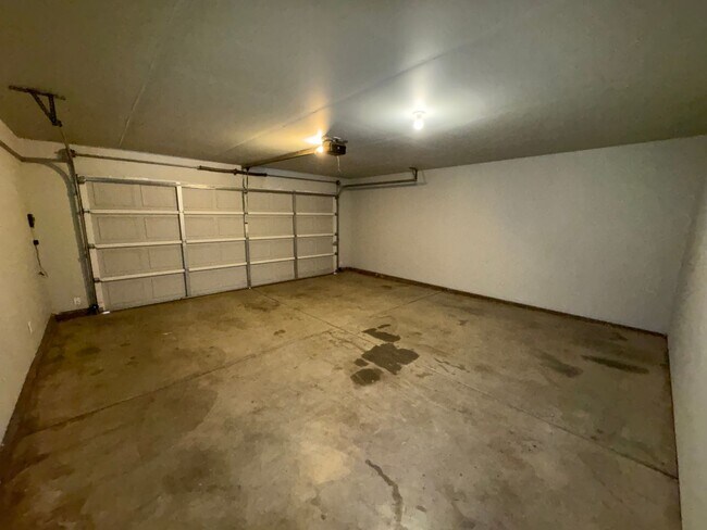 Building Photo - NW Visalia home available now!