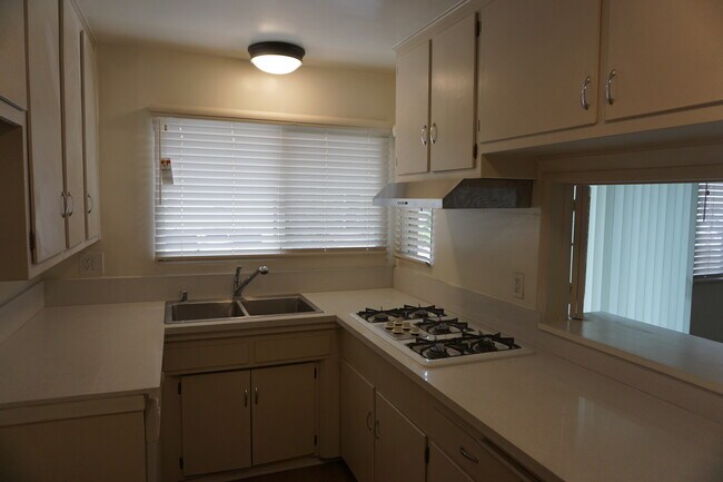 Cocina - 11628 Mayfield Ave