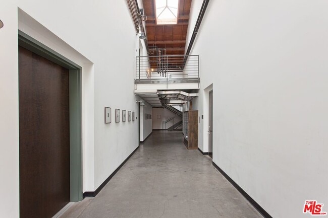 Building Photo - 1046 Princeton Dr