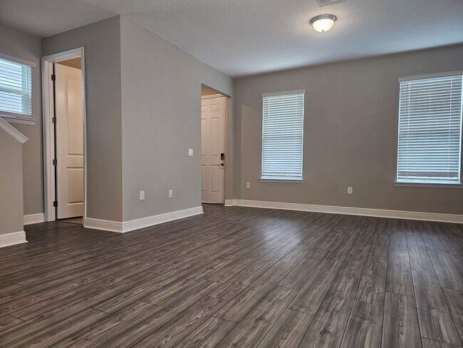 Foto del edificio - Coming Soon! Beautiful and Spacious 3 bedroom 2 bath Townhome With a Split Floor Plan in Winter G...