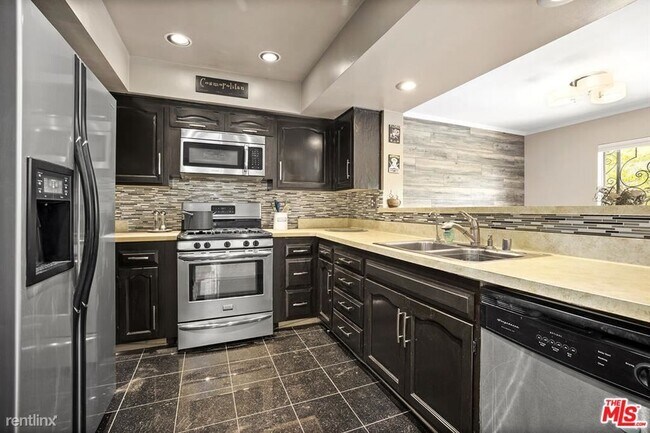 Building Photo - 1 br, 1.5 bath House - 6744 Hillpark Dr Ap...