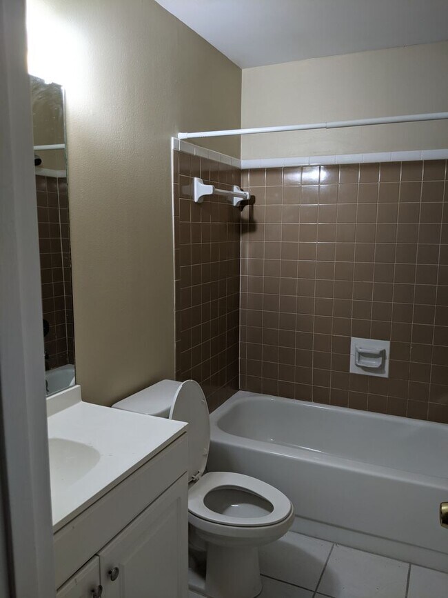 Foto del edificio - Oakwood Villas - Two Bedroom Two Bath Town...