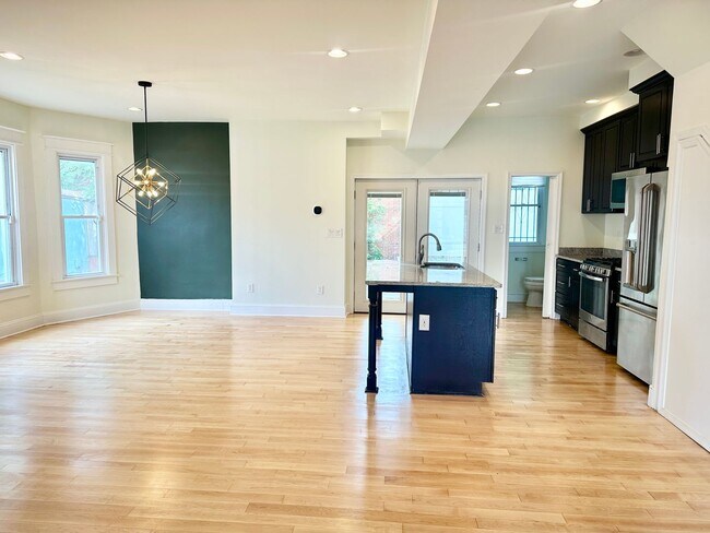 Foto del edificio - 5 Bedrooms!  Private In-Law Suite! Pets We...