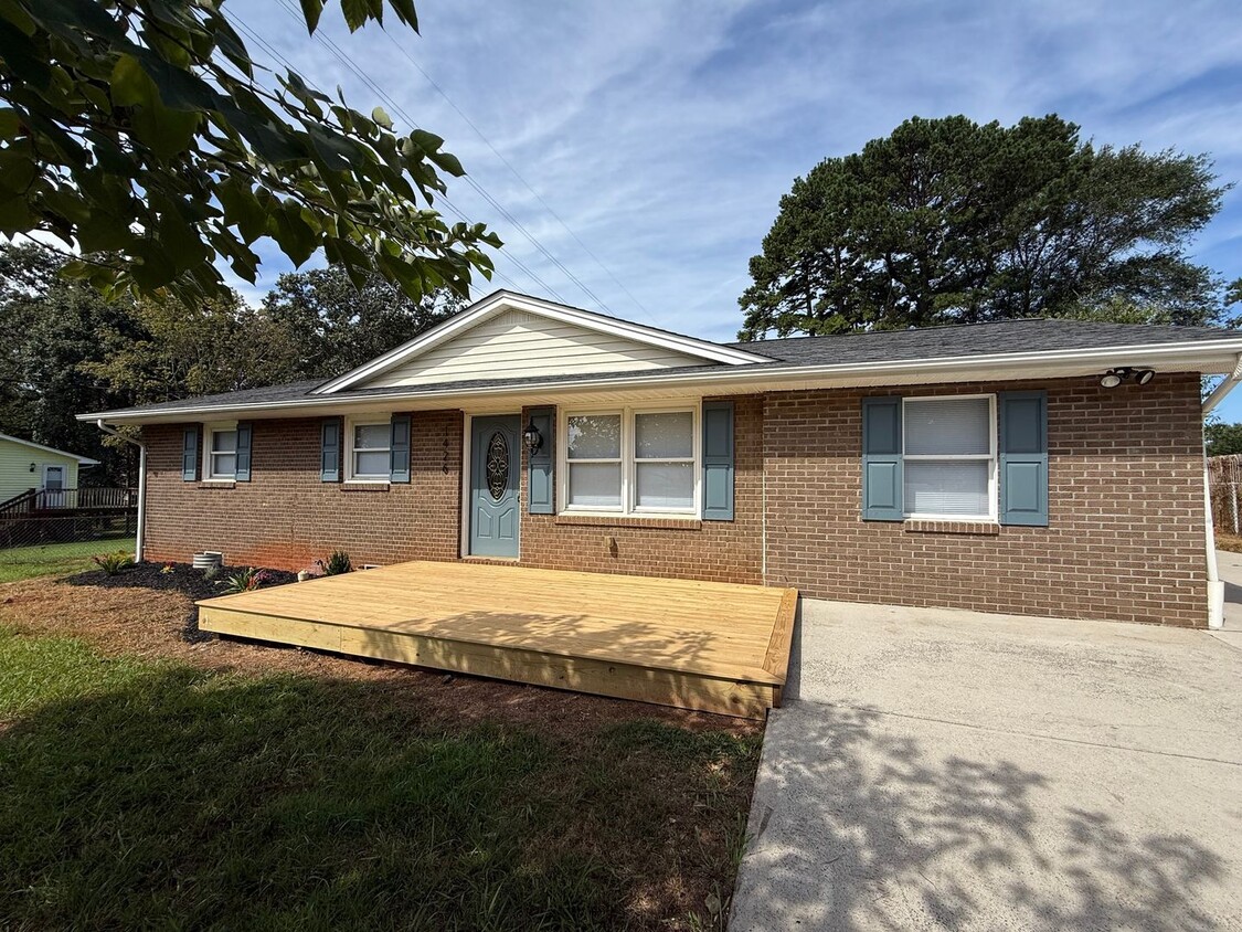 Primary Photo - Spacious 4-Bedroom 2 Bath Home for Rent!