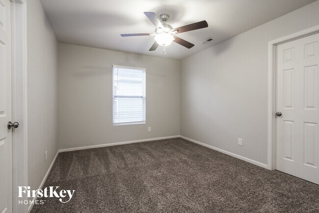 Foto del edificio - 1429 Bluestem Dr
