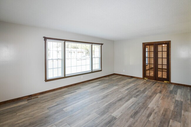 Building Photo - 804 Ashwood Dr