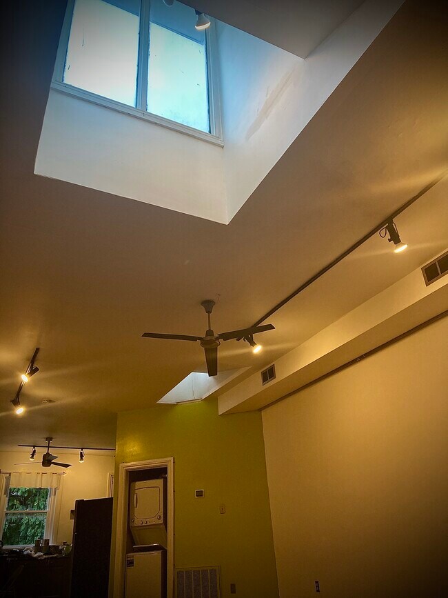 Foto del edificio - 1717 E Main St