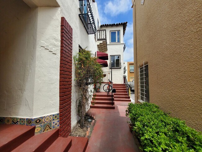 Foto del edificio - Charming 1 Bedroom/1 Bath Apartment for Rent