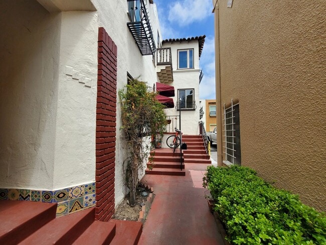 Building Photo - Charming 1 Bedroom/1 Bath Apartment for Rent