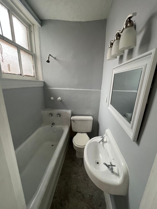 Building Photo - GRY - 1407