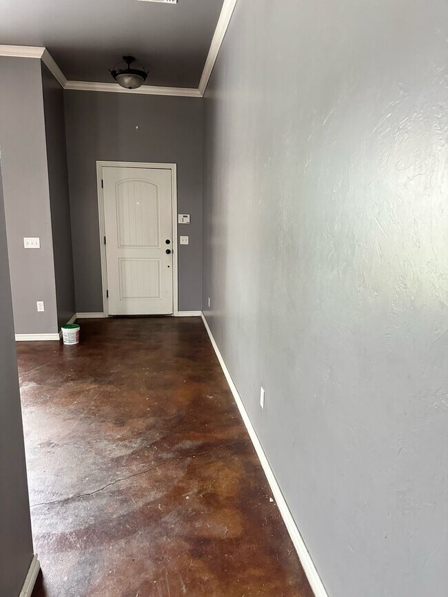 Building Photo - 4 BEDROOMS!  - First Month Free