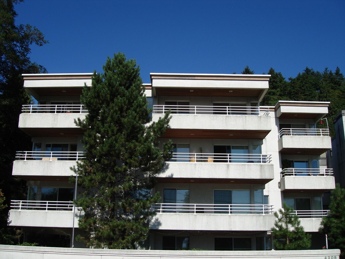 Primary Photo - 4208 Beach Dr SW