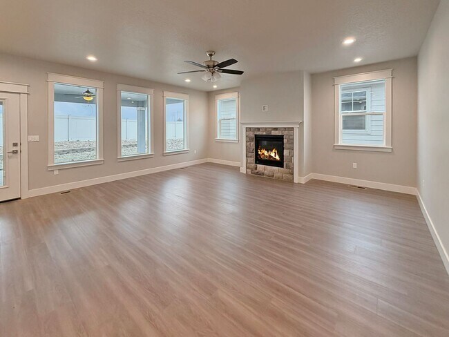 Foto del edificio - Brand New 4-Bedroom Home in Pheasant Meadows with 3-Car Garage Near Shopping and Dining