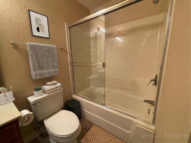 Building Photo - Beautifully Furnished One bedroom, One bath in Branson, Mo. with a View from the Sunroom