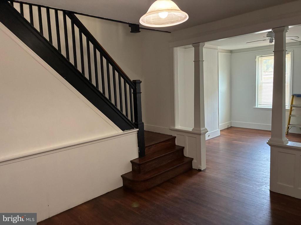 Building Photo - 204 E Elm St