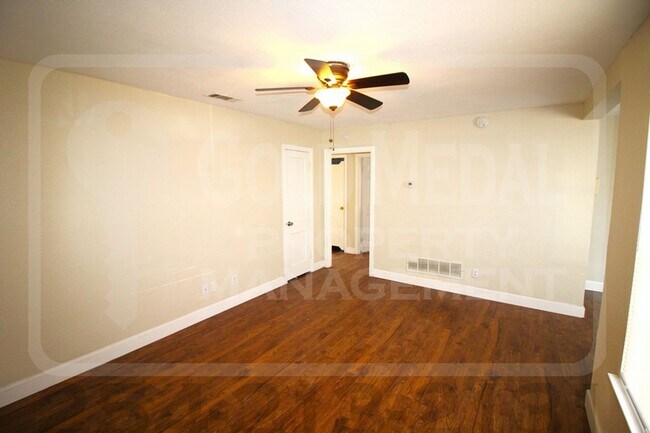 Foto del edificio - 905-907 Estelle Ave