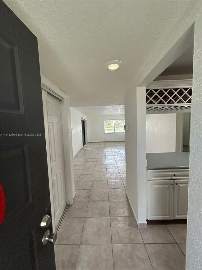Building Photo - 153 Lakeview Dr