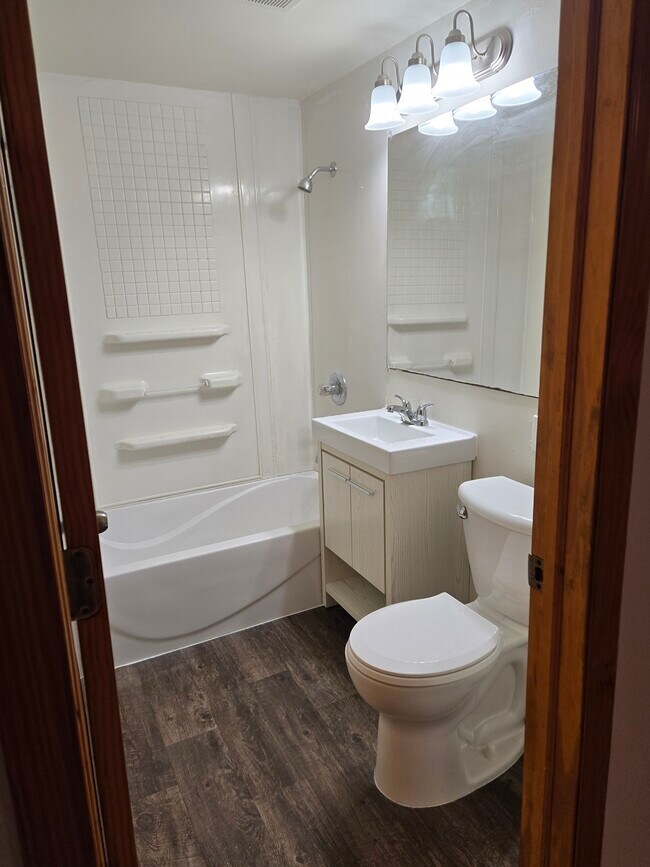 Full bathroom. - 234 Clermont St