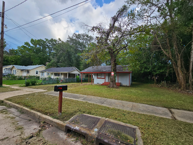 Building Photo - 623 Westwood St