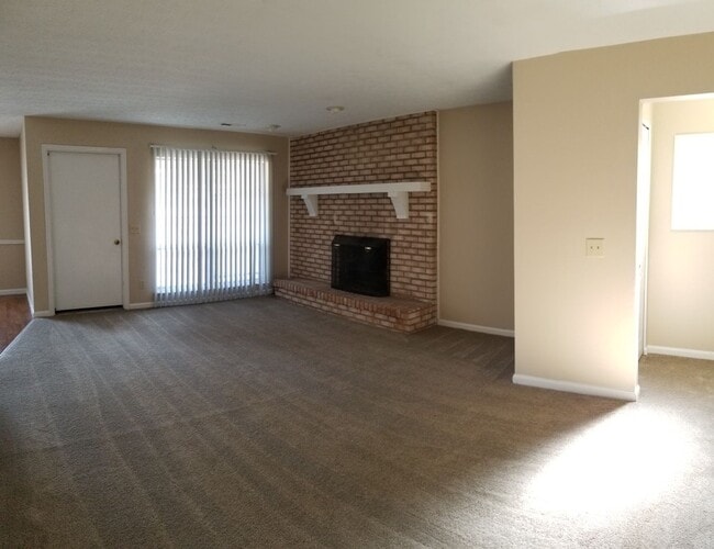 Building Photo - SPACIOUS 2 BD/1.5 BTH UNIT WITH 2 CAR GARAGE