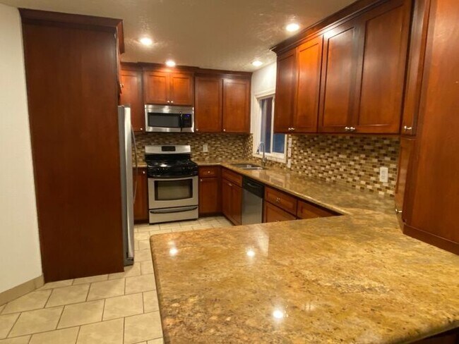 Building Photo - Updated 3 bed 1 bath apartment in duplex