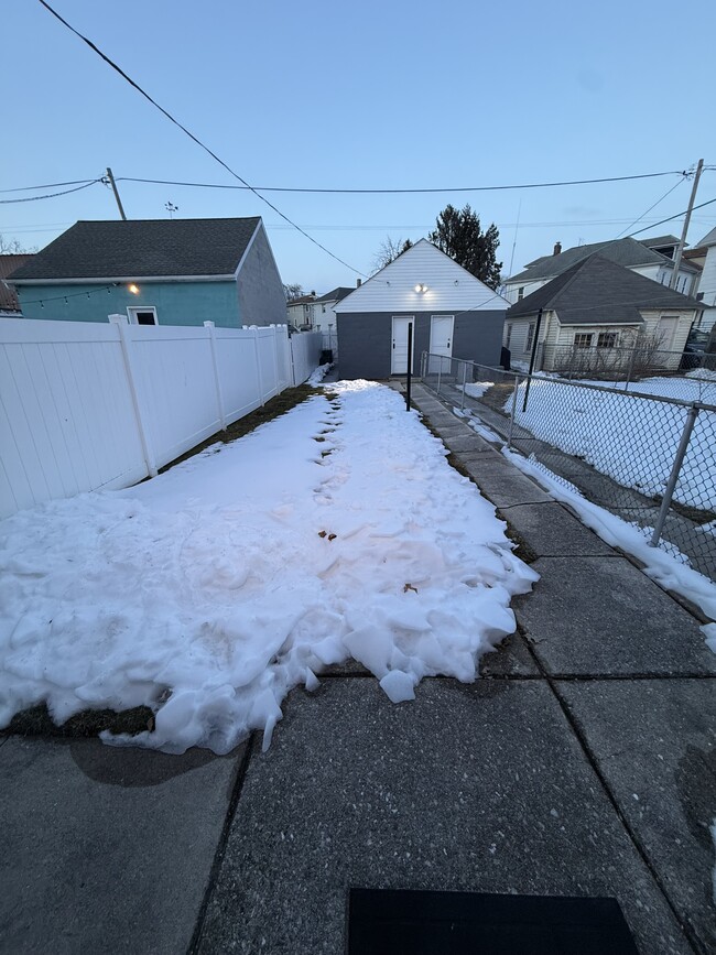 Building Photo - 343 High St