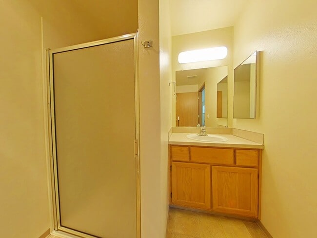 Building Photo - 1 Bedroom Apartment ~ Close to Campus