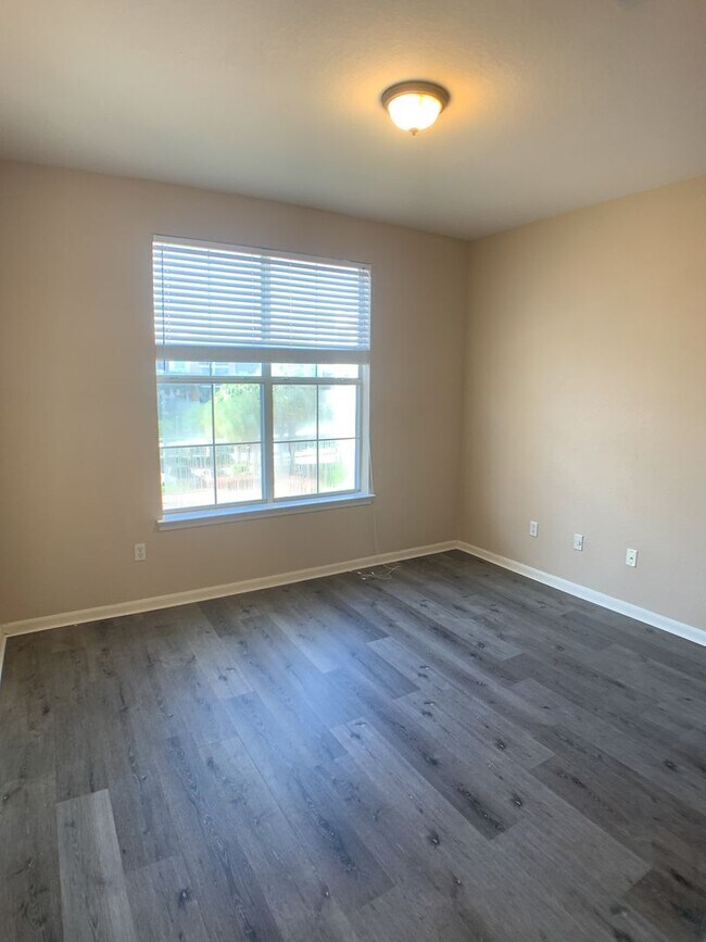 Building Photo - Great 1/1 Condo unit with city view
