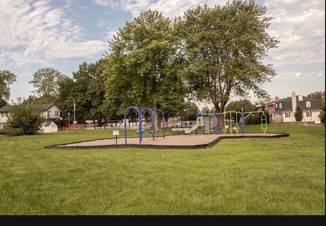 Building Photo - 8423 Greenbrier Dr