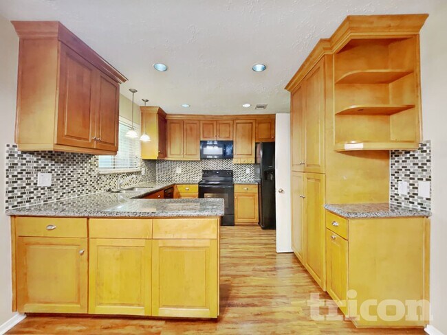 Foto del edificio - 16231 Cypress Point Dr