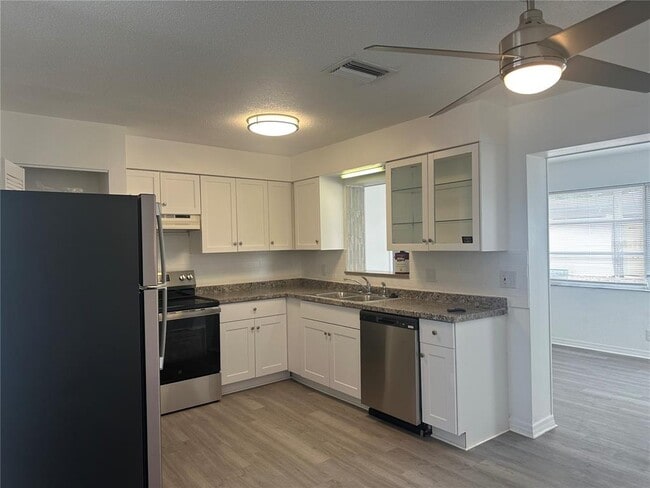 Building Photo - 2075 Plateau Rd