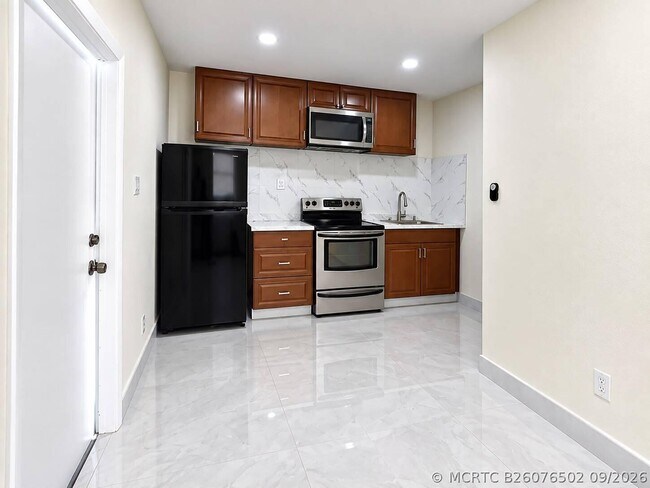 Foto del edificio - 930 NE 52nd Ct