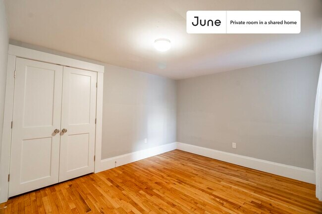 Foto del edificio - Private bedroom in 4 bed/2 bath Home