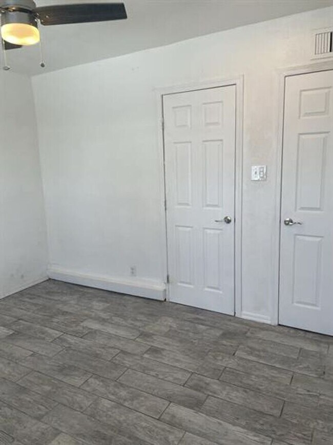 Foto del edificio - Minutes to U of A Duplex
