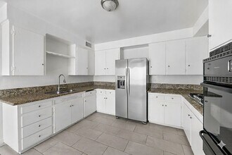 Building Photo - 10618 Crenshaw Blvd