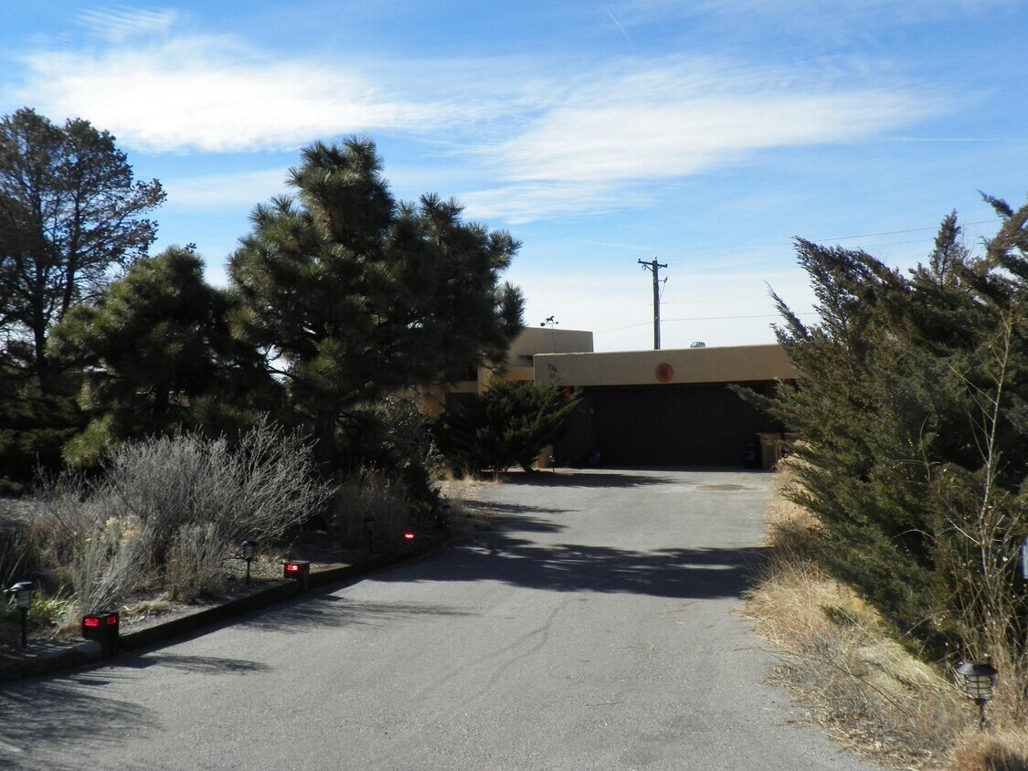 725 Tramway Vista Dr NE, Albuquerque, NM 87122 House Rental in