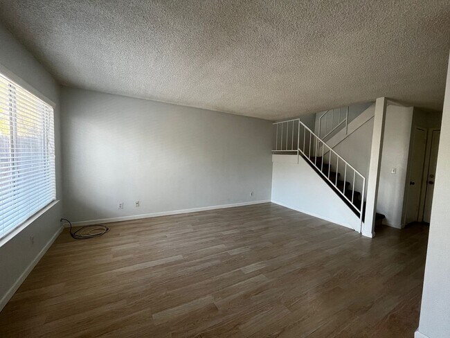 Building Photo - Beautiful 2 Bedroom Townhome with 2 car ga...