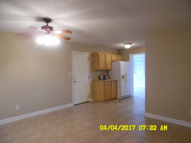 Building Photo - Great 3 Bedroom Home Near Ferry Park