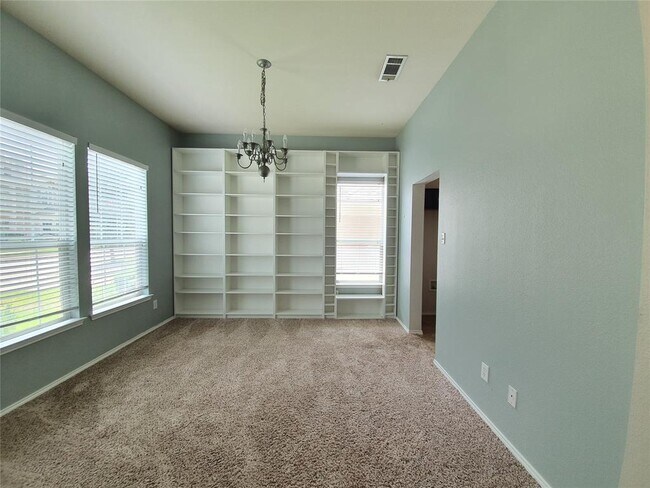 Building Photo - 1323 Oakcrest Dr